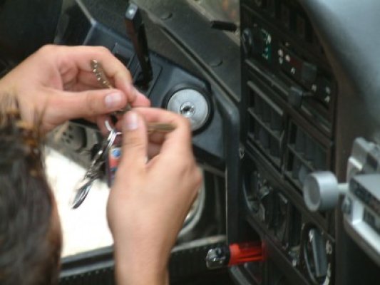 Hoţ cu acte în regulă, la 15 ani: a spart mai multe maşini şi o locuinţă